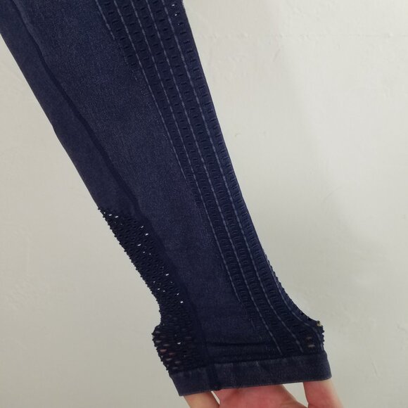 Fabletics Purple Mesh Crop Leggings Size M - Picture 3 of 6